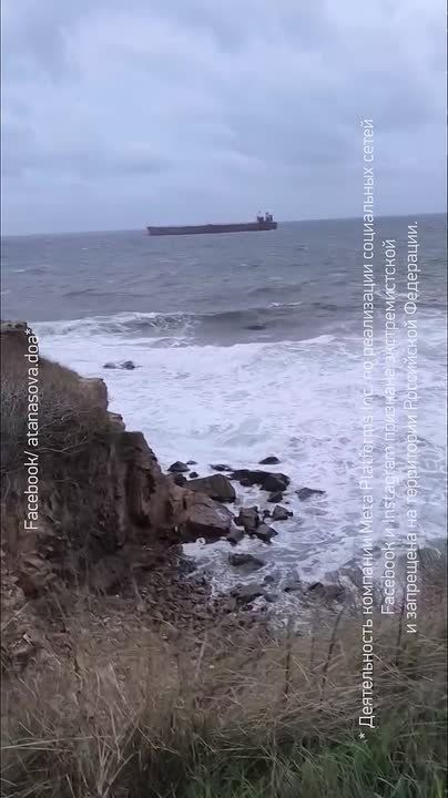 Юрий Котенок: Появились новые кадры с танкером Kairos, который под флагом Гамбии шел в порт Новороссийска и 28 ноября был атакован украинским дроном в Черном море