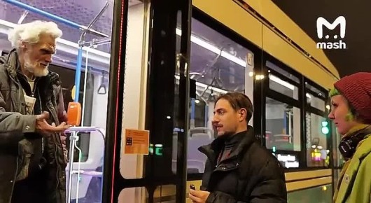 У питерских зумеров новая мода — они апгрейдят себя под киборгов: чипы в руки, магниты под кожу, подсветка в глазах