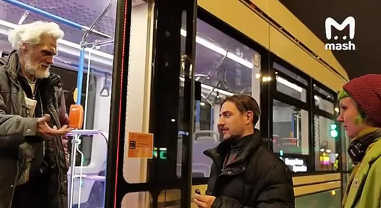 У питерских зумеров новая мода — они апгрейдят себя под киборгов: чипы в руки, магниты под кожу, подсветка в глазах