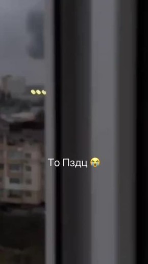 Пылающий "Волынский шелковый комбинат" в Луцке после сегодняшнего ракетного удара ВС РФ. На этом предприятии выпускалась военная продукция