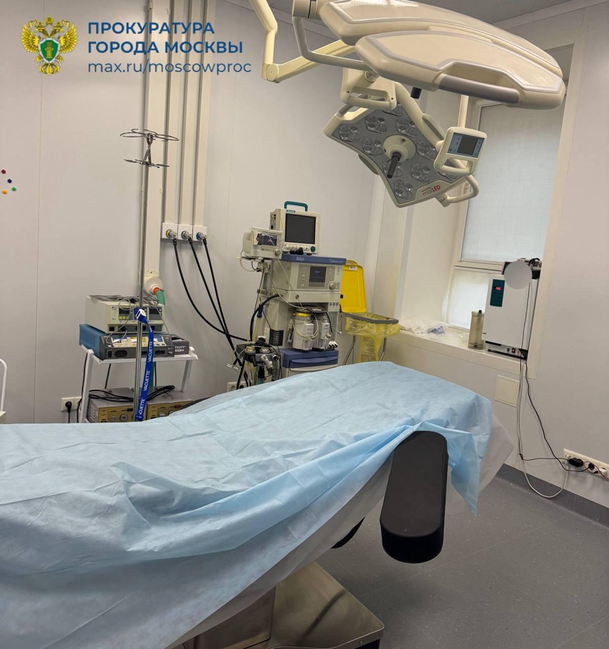 Пациентка клиники пластической хирургии умерла после операции в Москве, сообщила столичная прокуратура