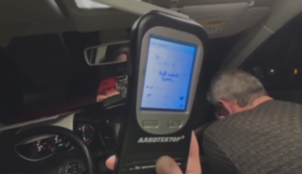 «Я пиво просто выпил»: мужчина расплакался после проваленного теста на алкоголь в Свердловской области