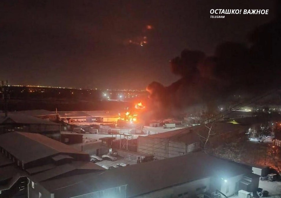 Взрывы и крупный пожар в промзоне Красноярска: под угрозой — ТЭЦ-1 Взрывы и крупный пожар в промзоне Красноярска: под угрозой — ТЭЦ-1