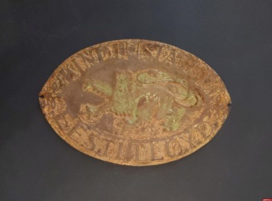 От пожара и несчастных случаев: в Изборске можно увидеть старинные страховые доски