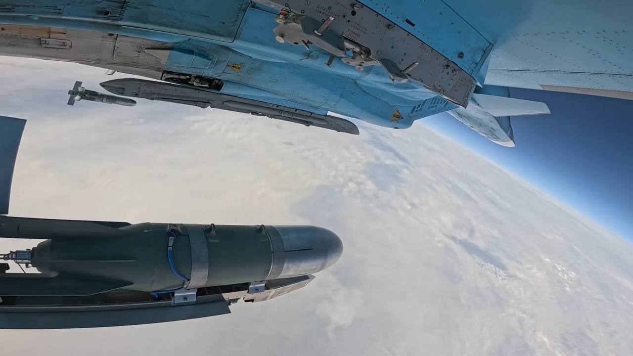 Боевой вылет истребителя-бомбардировщика Су-34 с боевой нагрузкой из четырёх ОФАБ-250-270 с УМПК в зоне ответственности группировки войск «Восток» Боевой вылет истребителя-бомбардировщика Су-34 с боевой нагрузкой из четырёх ОФАБ-250-270 с УМПК в зоне ответственности группировки войск «Восток»