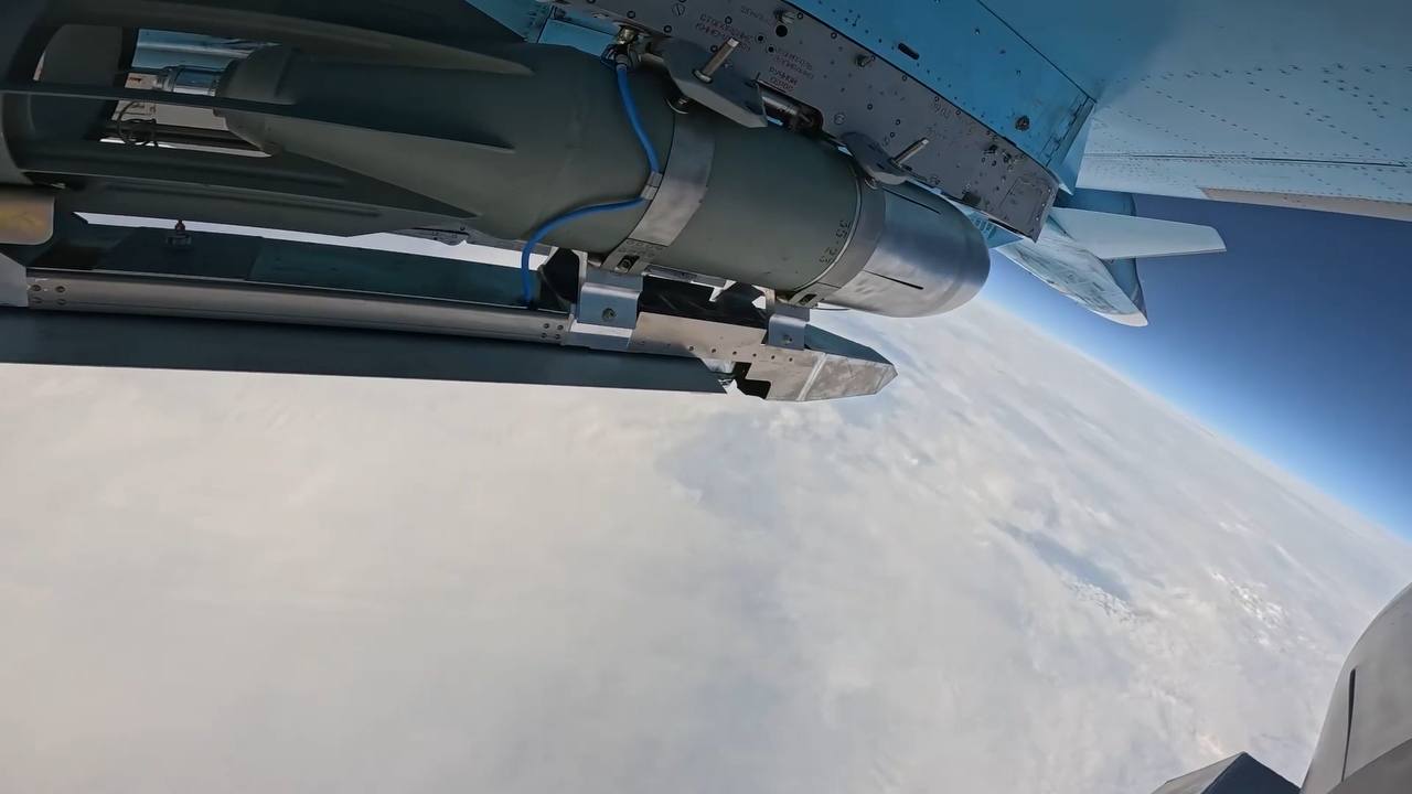 Боевой вылет истребителя-бомбардировщика Су-34 с боевой нагрузкой из четырёх ОФАБ-250-270 с УМПК в зоне ответственности группировки войск «Восток» Боевой вылет истребителя-бомбардировщика Су-34 с боевой нагрузкой из четырёх ОФАБ-250-270 с УМПК в зоне ответственности группировки войск «Восток»