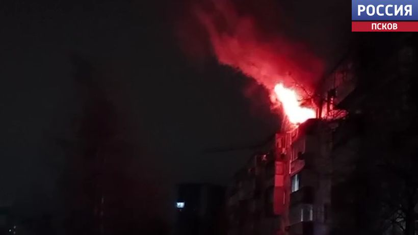 Два человека погибли на пожаре в многоквартирном доме на улице Алехина в Пскове