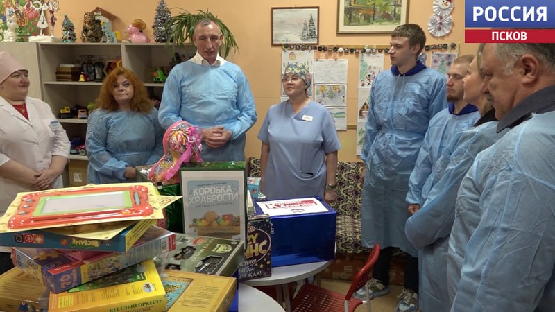 Три больших коробки с подарками передали, расположенному в Великих Луках, детскому хирургическому отделению Три больших коробки с подарками передали, расположенному в Великих Луках, детскому хирургическому отделению