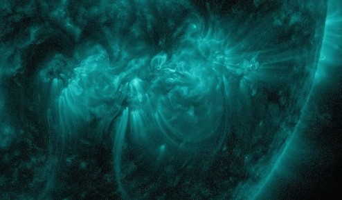 «Может рвануть»: астрономы начали утро с предупреждения, зафиксировав на Солнце яркие искры