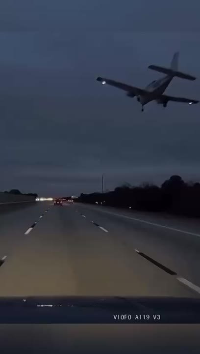 Легкомоторный самолет врезался в автомобиль во время экстренной посадки во Флориде