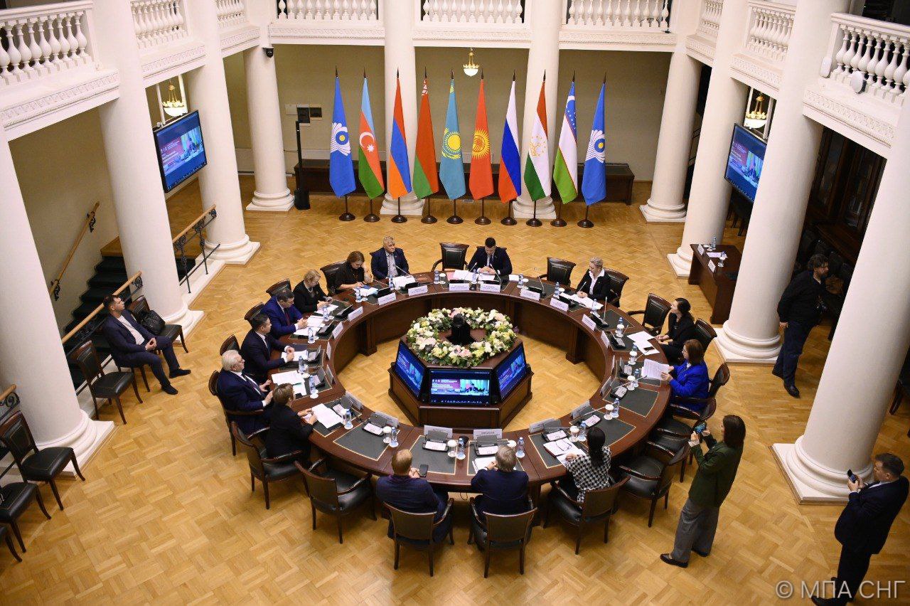 4 декабря в Таврическом дворце состоялось пленарное заседание, открывшее международную конференцию «Великая Отечественная война в коллективной памяти народов Содружества: к 80-летию Победы» 4 декабря в Таврическом дворце состоялось пленарное заседание, открывшее международную конференцию «Великая Отечественная война в коллективной памяти народов Содружества: к 80-летию Победы»