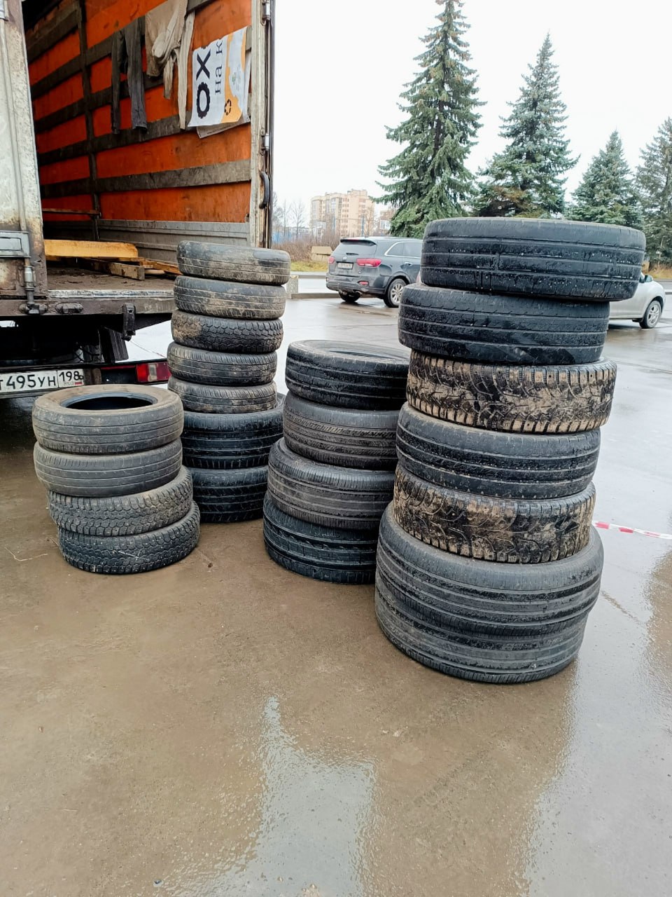 Около четырех тонны старых покрышек удалось собрать в Пскове во время экоакции Около четырех тонны старых покрышек удалось собрать в Пскове во время экоакции