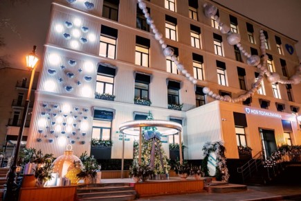 Разноцветные жирафы, мишки, Щелкунчики, огромные паровозы и лошади, как символ 2026 года, — так теперь украшают столичные медучреждения