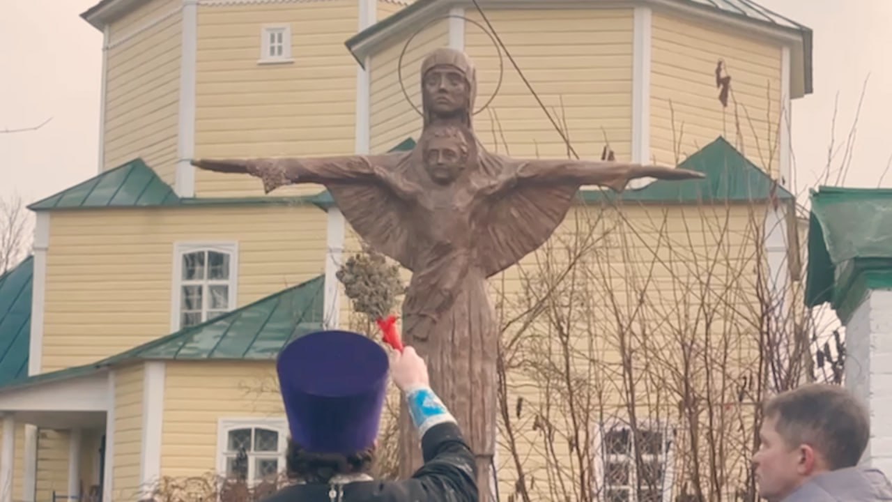 В деревни Теребени у деревянного храма Воскресения Христова сегодня открыли памятник Пресвятой Богородице В деревни Теребени у деревянного храма Воскресения Христова сегодня открыли памятник Пресвятой Богородице