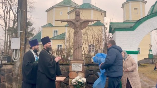 В деревни Теребени у деревянного храма Воскресения Христова сегодня открыли памятник Пресвятой Богородице