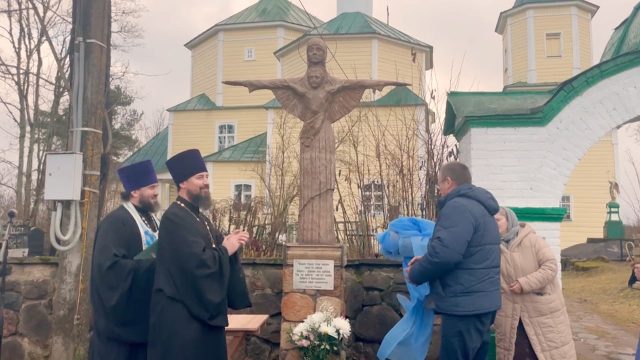 В деревни Теребени у деревянного храма Воскресения Христова сегодня открыли памятник Пресвятой Богородице