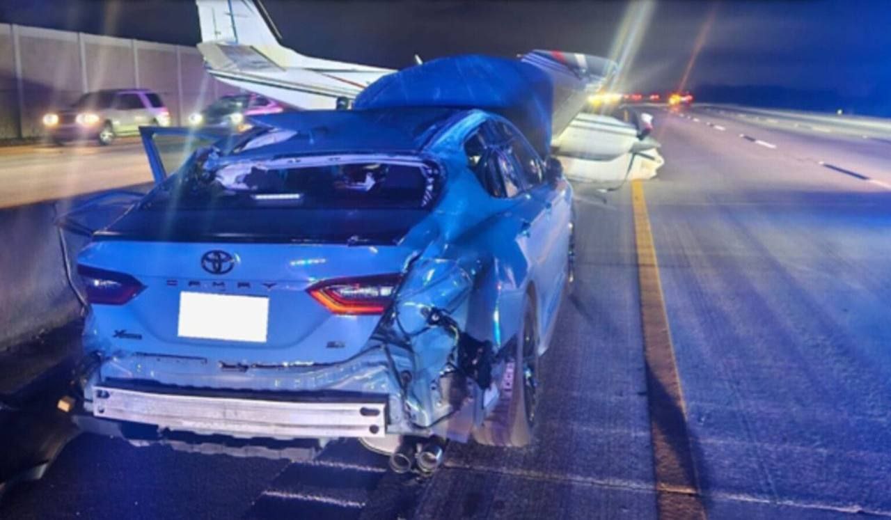 Легкомоторный самолет врезался в автомобиль во время экстренной посадки во Флориде Легкомоторный самолет врезался в автомобиль во время экстренной посадки во Флориде