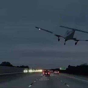 Неудачная посадка: легкомоторный самолёт протаранил автомобиль на трассе во Флориде