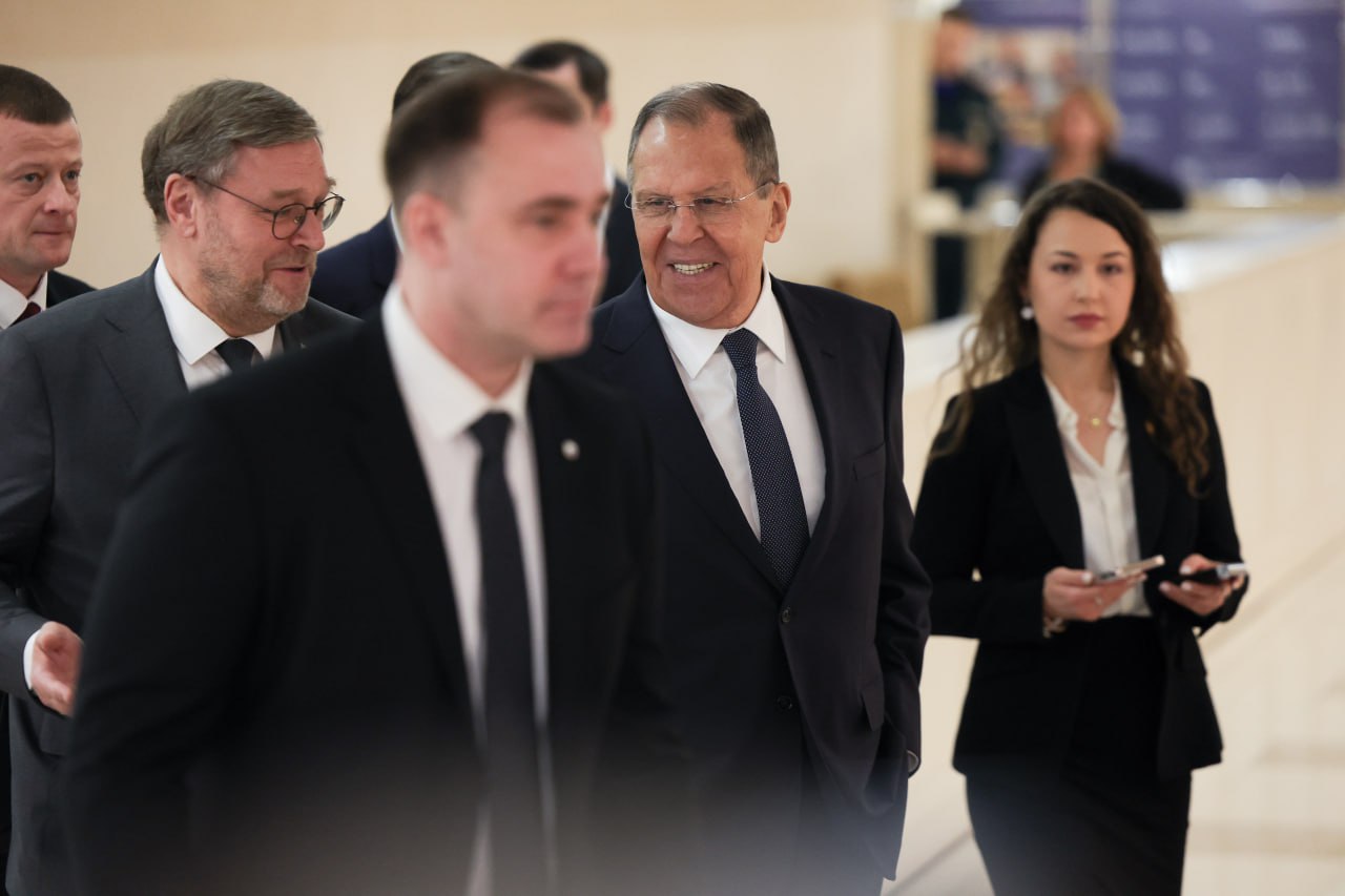 10 декабря Министр иностранных дел Российской Федерации С.В.Лавров принял участие в пленарном заседании Совета Федерации, где в рамках «правительственного часа» выступил на тему «Об актуальных вопросах внешней политики... 10 декабря Министр иностранных дел Российской Федерации С.В.Лавров принял участие в пленарном заседании Совета Федерации, где в рамках «правительственного часа» выступил на тему «Об актуальных вопросах внешней политики...