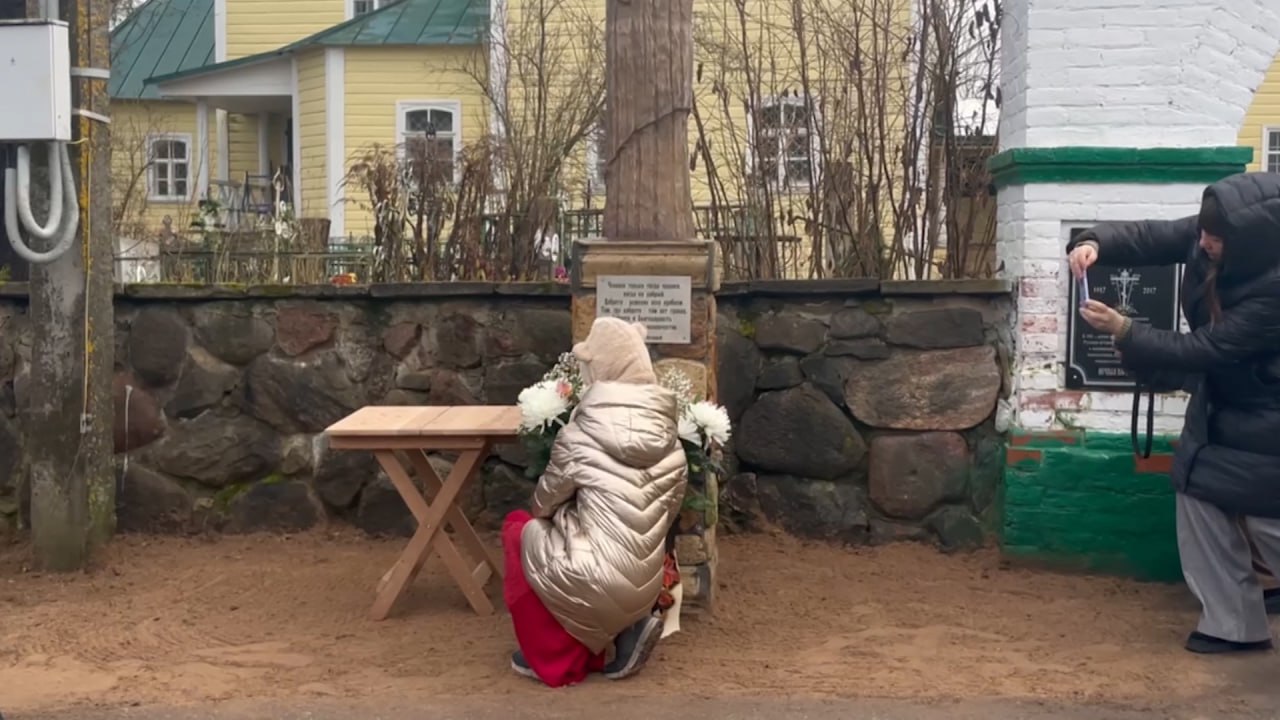 В деревни Теребени у деревянного храма Воскресения Христова сегодня открыли памятник Пресвятой Богородице В деревни Теребени у деревянного храма Воскресения Христова сегодня открыли памятник Пресвятой Богородице