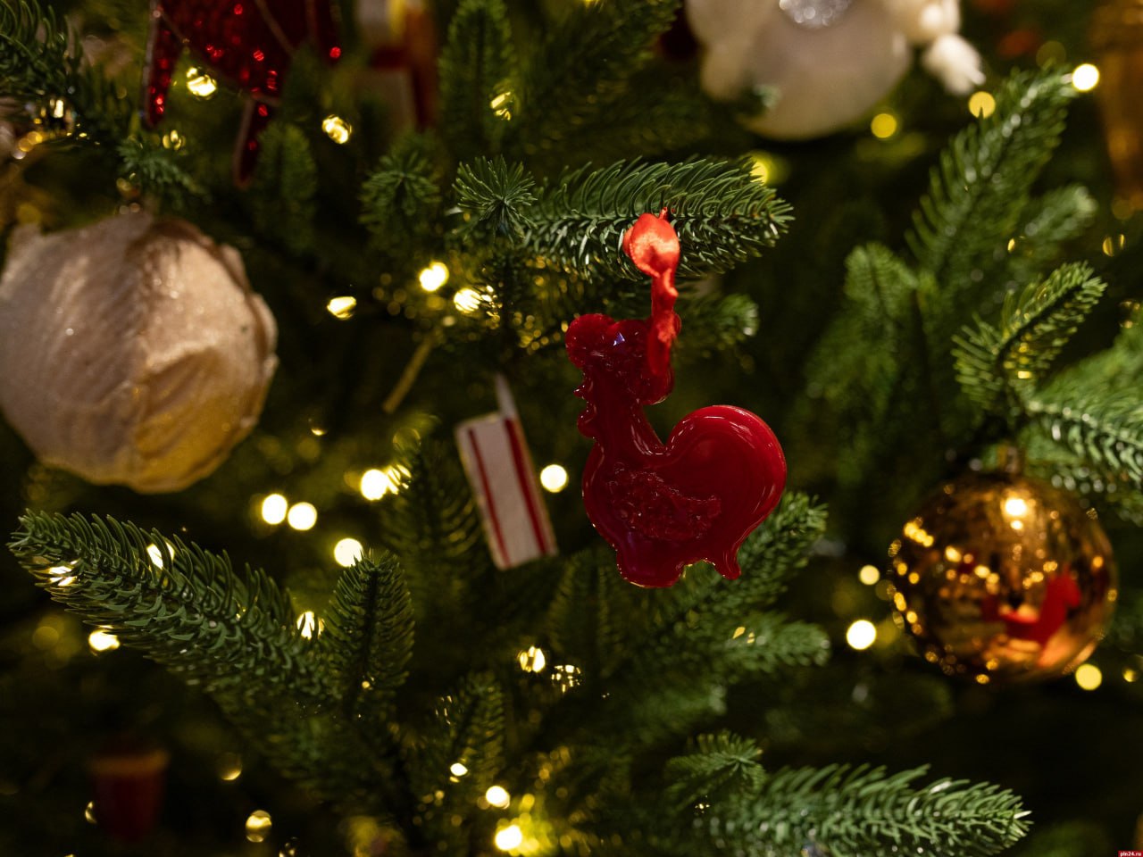 В Пскове представили новогодний проект, который превратил ёлку в настоящее произведение ремесленного искусства В Пскове представили новогодний проект, который превратил ёлку в настоящее произведение ремесленного искусства