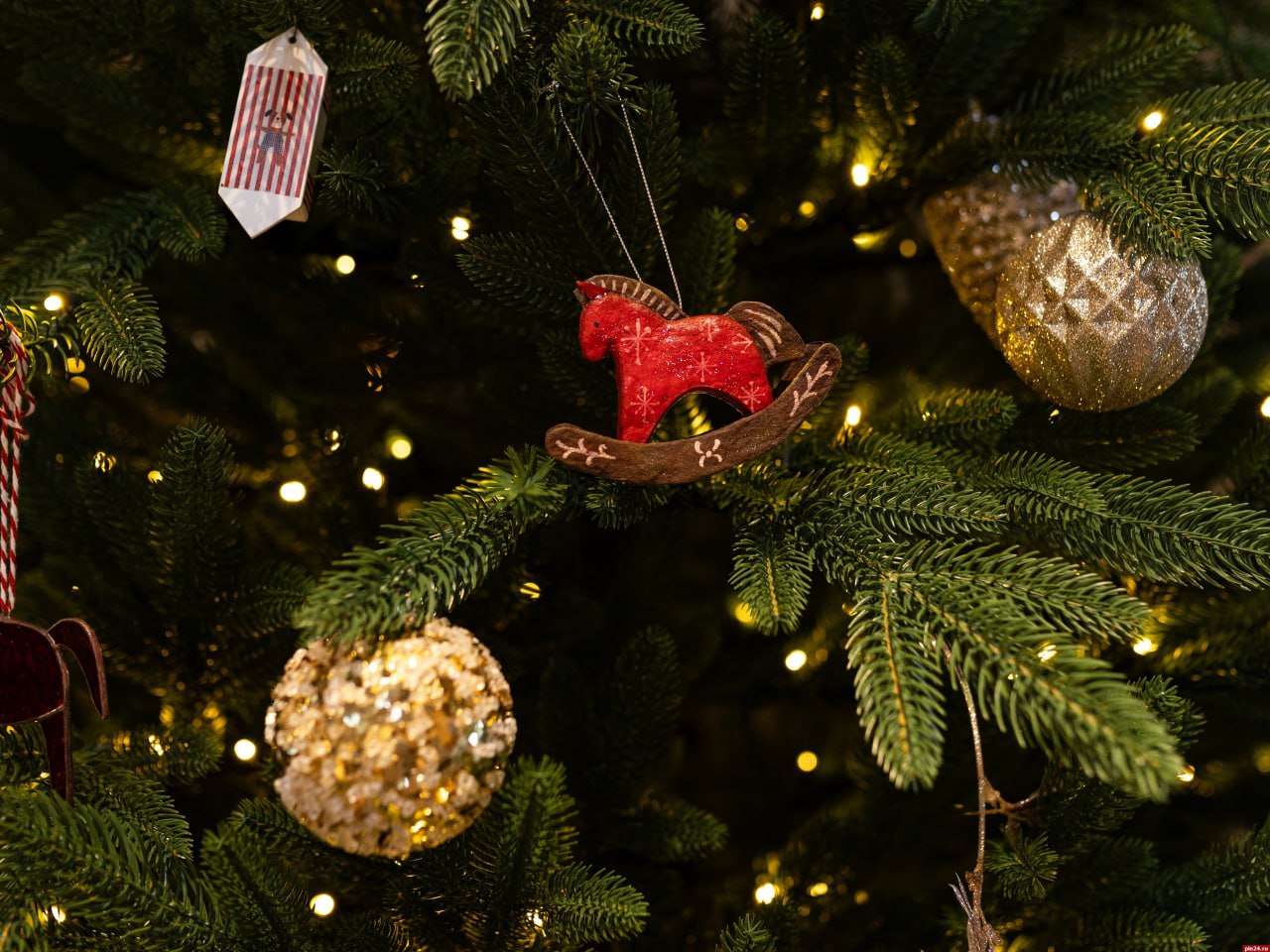 В Пскове представили новогодний проект, который превратил ёлку в настоящее произведение ремесленного искусства В Пскове представили новогодний проект, который превратил ёлку в настоящее произведение ремесленного искусства