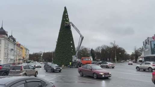 #ОбратныйОтсчет. Главную елку города наряжают в Пскове прямо сейчас — делимся процессом работы!