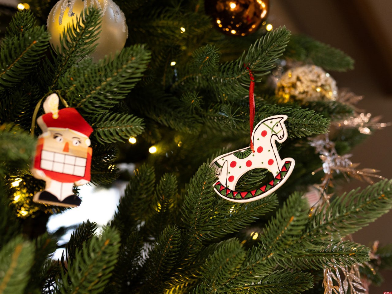 В Пскове представили новогодний проект, который превратил ёлку в настоящее произведение ремесленного искусства В Пскове представили новогодний проект, который превратил ёлку в настоящее произведение ремесленного искусства