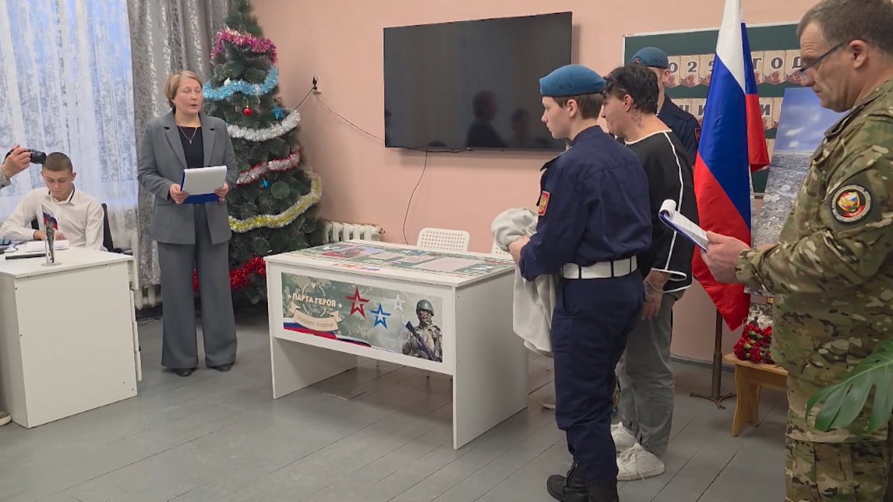 В Краснооктябрьской школе Опочецкого района торжественно открыли "Парту Героя" В Краснооктябрьской школе Опочецкого района торжественно открыли "Парту Героя"