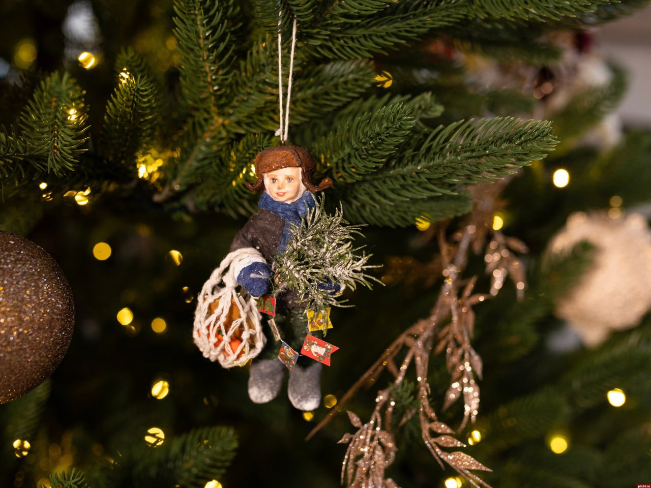 В Пскове представили новогодний проект, который превратил ёлку в настоящее произведение ремесленного искусства