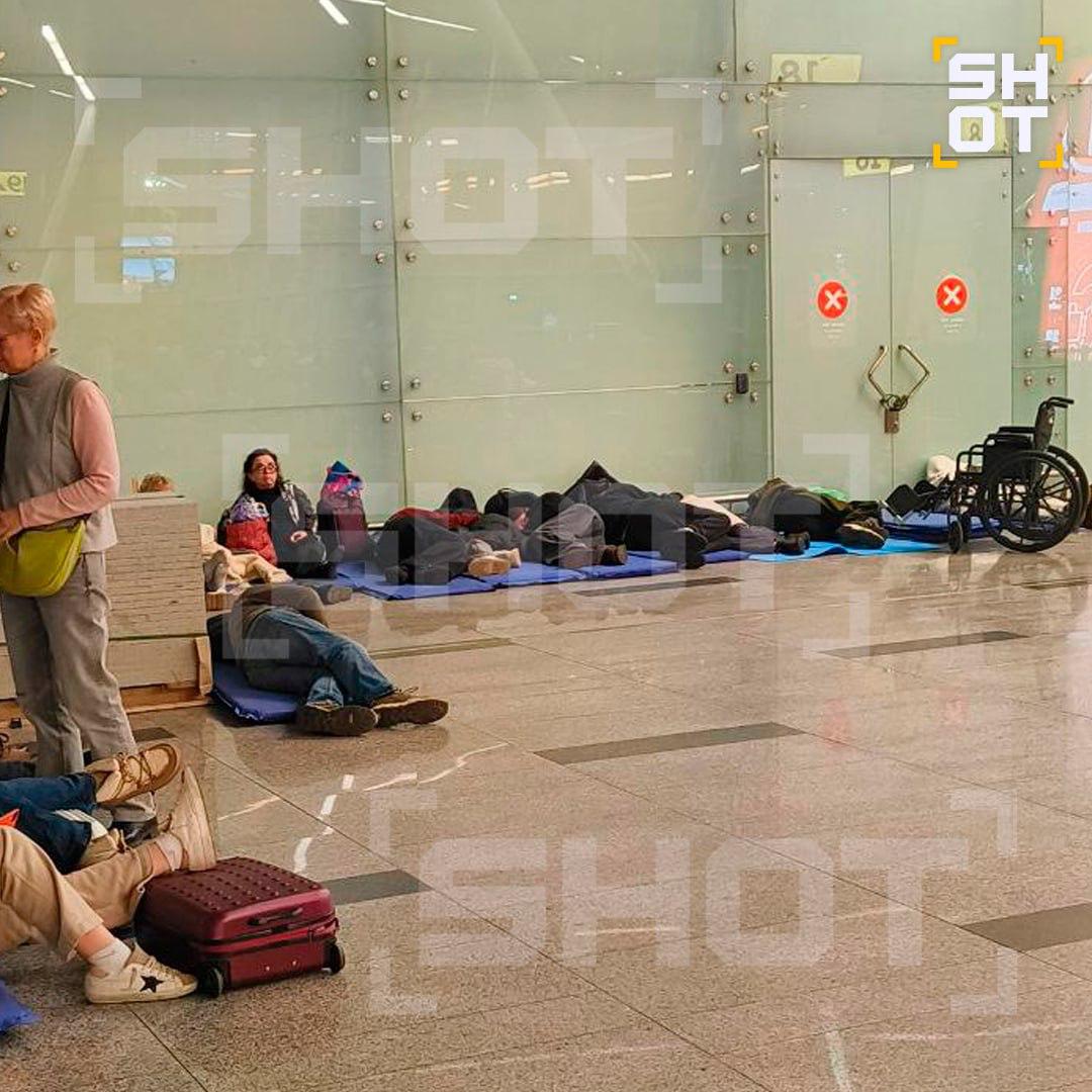 Массовая отмена рейсов во Внуково: пассажиры спят на полу Массовая отмена рейсов во Внуково: пассажиры спят на полу