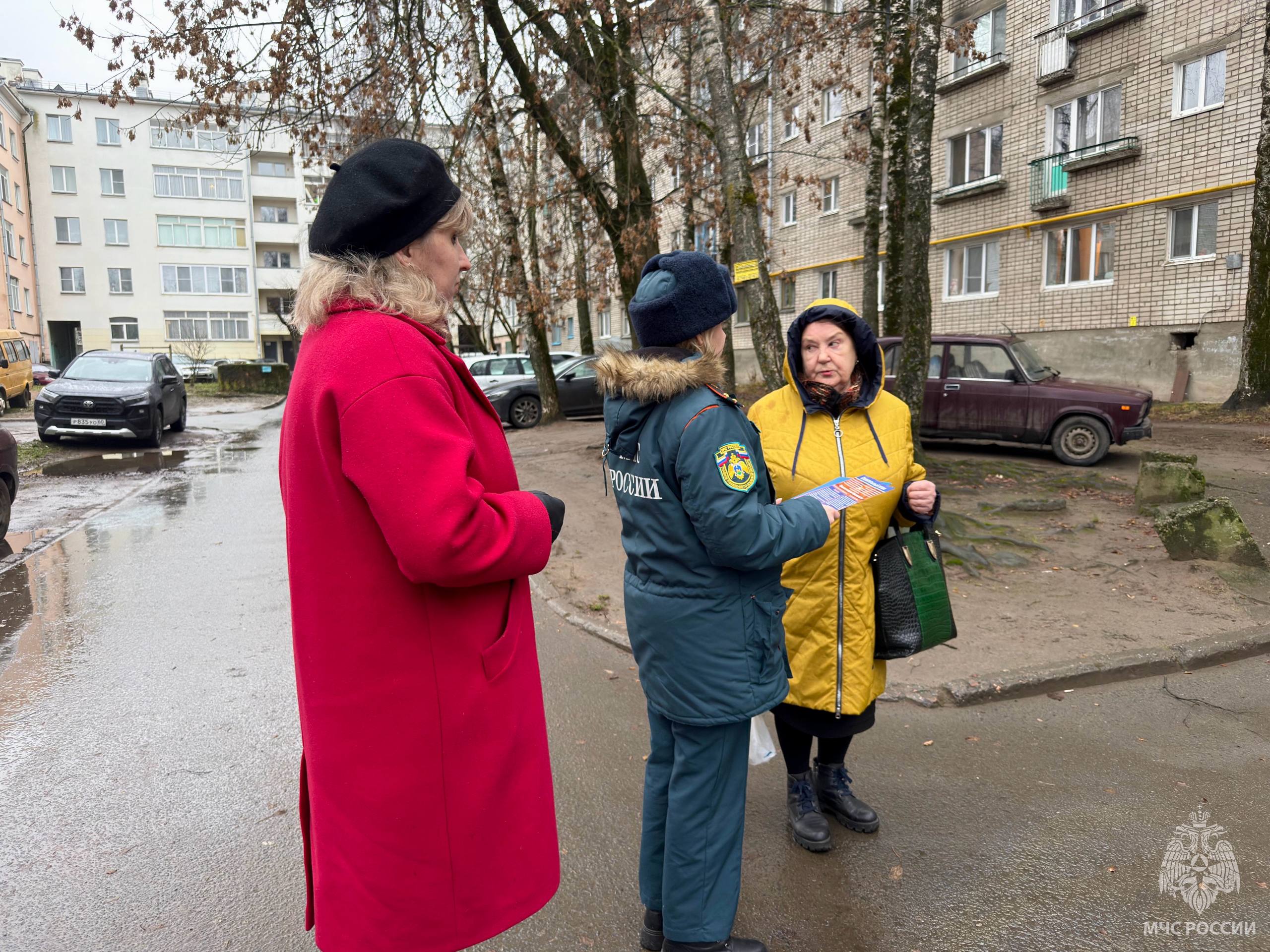#Профилактика. Сегодня на территории областного центра сотрудником Главного управления и представителем Администрации г. Пскова проведён профилактический рейд по предотвращению пожаров в жилом секторе #Профилактика. Сегодня на территории областного центра сотрудником Главного управления и представителем Администрации г. Пскова проведён профилактический рейд по предотвращению пожаров в жилом секторе
