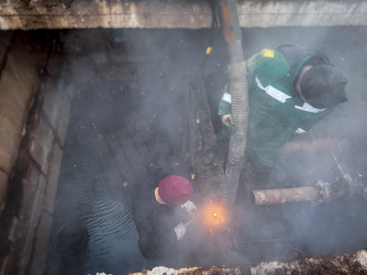 Устранена утечка на теплотрассе на улице Труда в Пскове