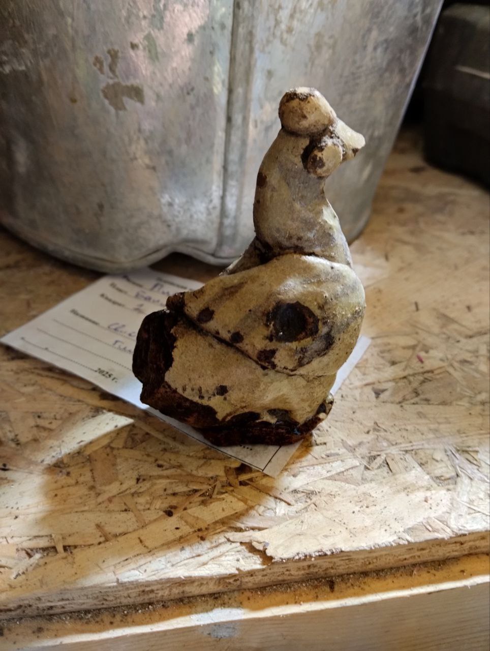 Птичку-свистульку с хохолком обнаружили участники охранного раскопа на Плехановском посаде в Пскове