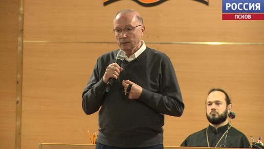 Встречу с военнослужащими Псковского соединения ВДВ провел писатель Виктор Николаев