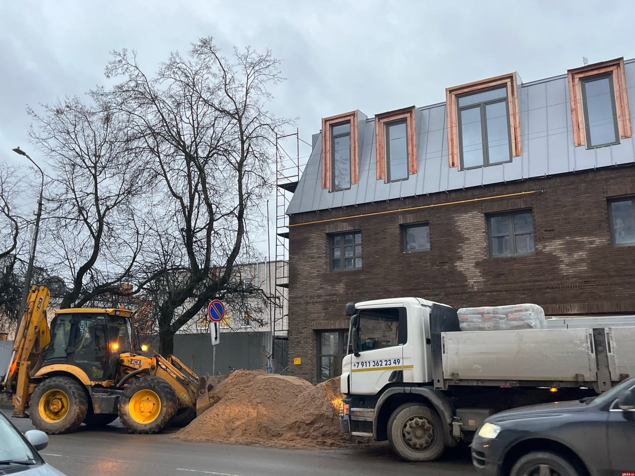 Интерактив: Груда песка скоропостижно выросла на ул.Советской в Пскове