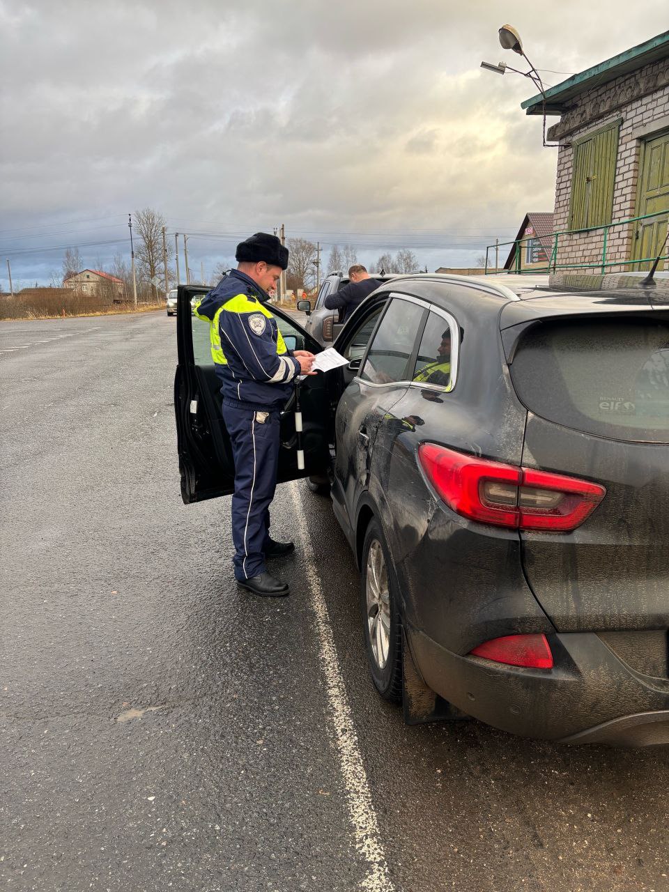 Сотрудники Госавтоинспекции МО МВД России «Новосокольнический» в Локнянском муниципальном округе провели профилактическое мероприятие по безопасности дорожного движения