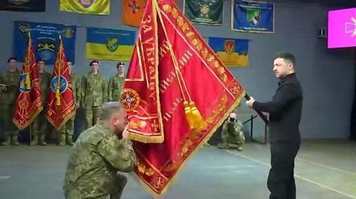 Зеленский устроил шоу с награждением боевиков и «опроверг» контроль России над Купянском