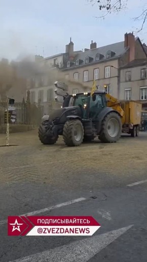 Французские фермеры обрушили душ из навоза на флаг своей страны и ЕС, отходы полились из трактора