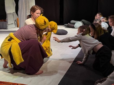 Конкурсанты «Кроха-феста» перенесли псковских зрителей в мир детства на спектакле «Когда я родился»