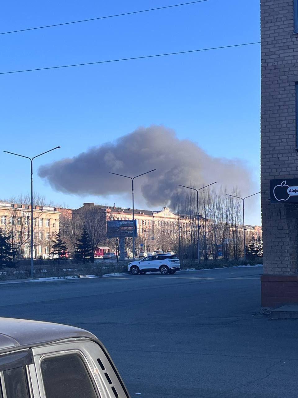 В Орске сильный пожар – может гореть местный механический завод