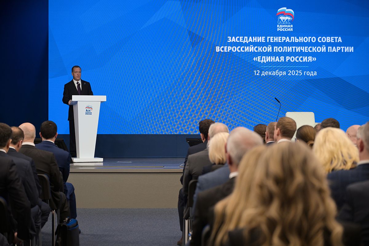 Медведев: добровольцы «Единой России» доставили 145 тысяч тонн гуманитарки