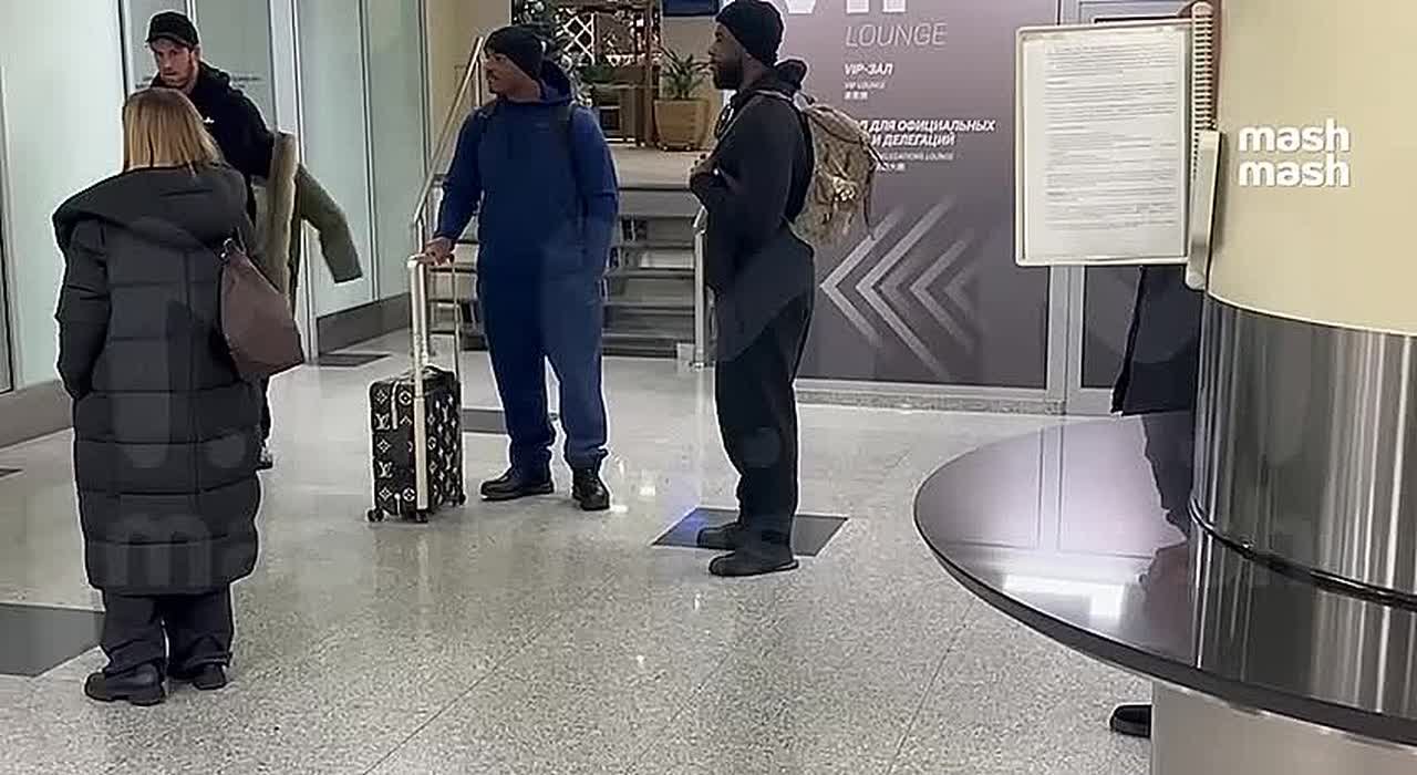 Американский рэпер Gucci Mane прилетел в Москву в тапочках — сегодня даст концерт, увидит Царь-колокол и будет кататься по городу на "Аурусе"