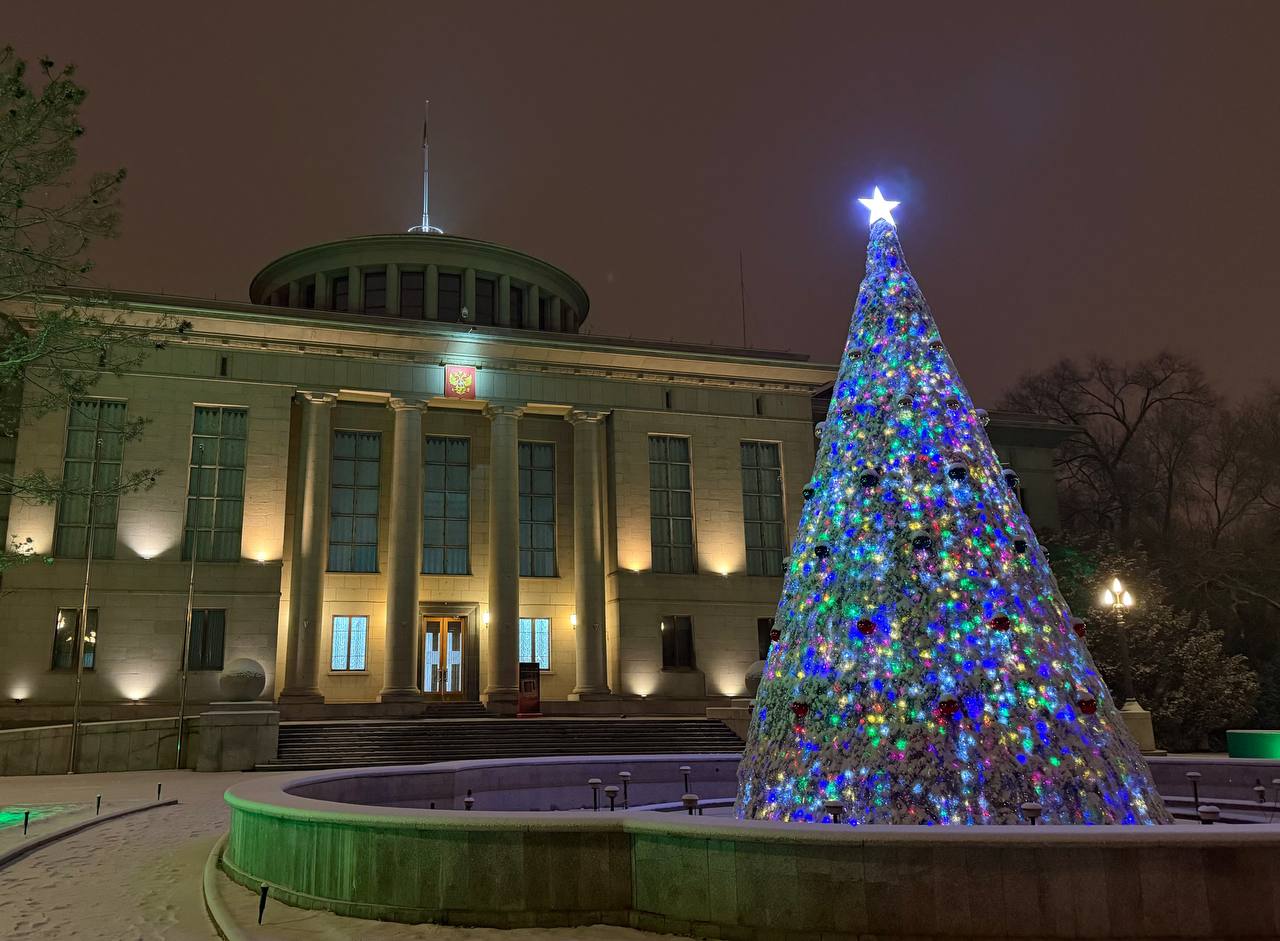 12 декабря в день проведения в Посольстве мероприятия “Discover Russia” в Пекине выпал первый снег (, кит 12 декабря в день проведения в Посольстве мероприятия “Discover Russia” в Пекине выпал первый снег (, кит