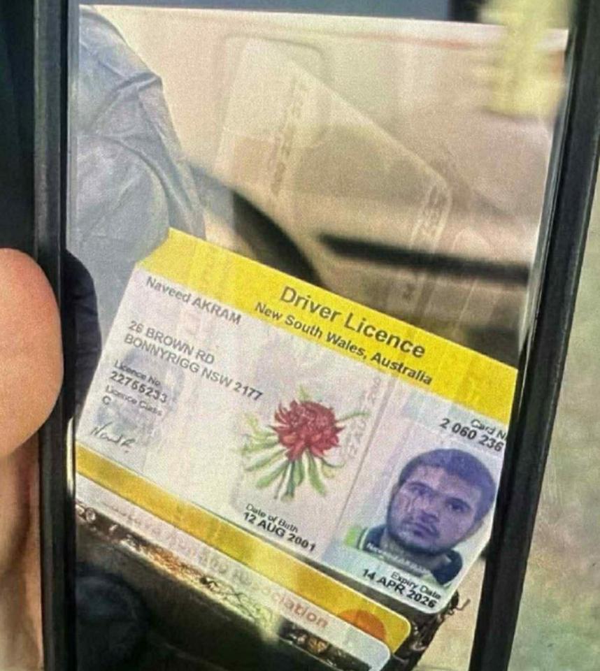 Полиция Австралии установила личность одного из террористов, устроившего стрельбу на пляже Бондай в Сиднее Полиция Австралии установила личность одного из террористов, устроившего стрельбу на пляже Бондай в Сиднее