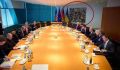 На встрече американской и украинской делегаций на против украинской повесили занимательную картину