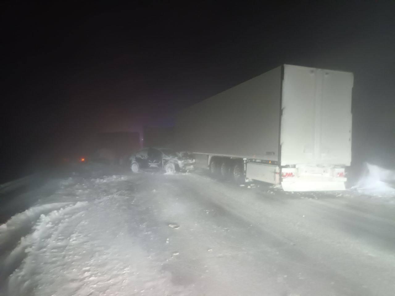 С заснеженной трассы в Энгельсском районе Саратовской области, где из-за метели застряли десятки машин, эвакуировали около 150 человек, в том числе 34 ребенка С заснеженной трассы в Энгельсском районе Саратовской области, где из-за метели застряли десятки машин, эвакуировали около 150 человек, в том числе 34 ребенка