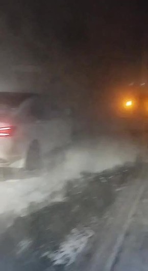 С заснеженной трассы в Энгельсском районе Саратовской области, где из-за метели застряли десятки машин, эвакуировали около 150 человек, в том числе 34 ребенка