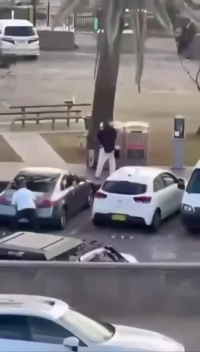 Безоружный прохожий обезвредил одного из преступников, который открыл огонь в Сиднее