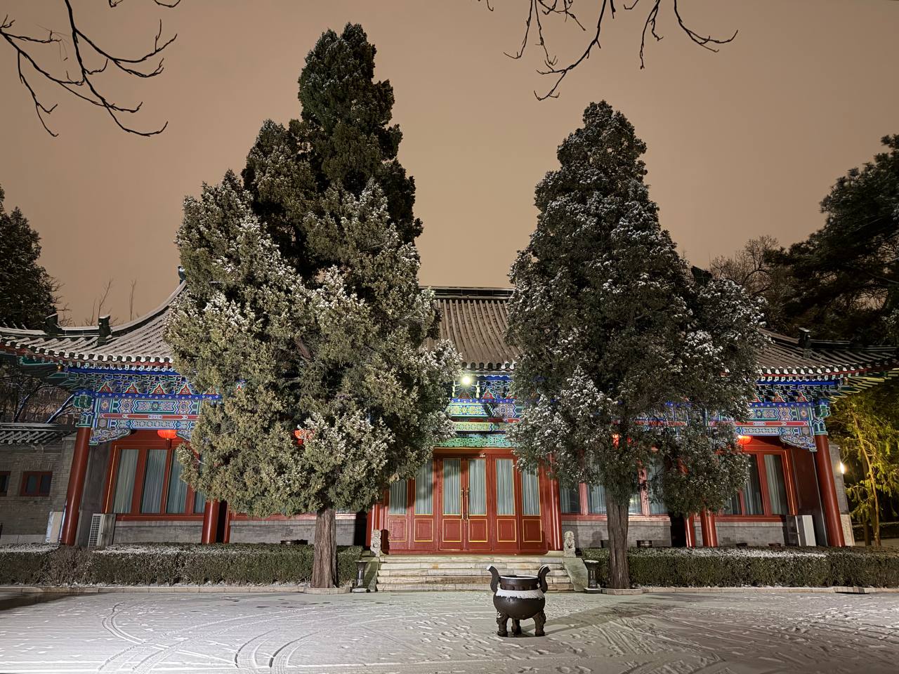 12 декабря в день проведения в Посольстве мероприятия “Discover Russia” в Пекине выпал первый снег (, кит 12 декабря в день проведения в Посольстве мероприятия “Discover Russia” в Пекине выпал первый снег (, кит